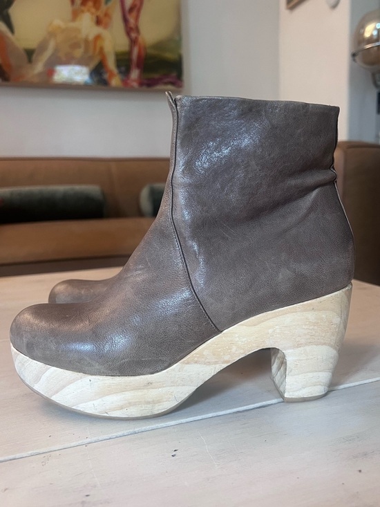 COCLICO Shoes - Women’s Brown Leather Clog Boots
